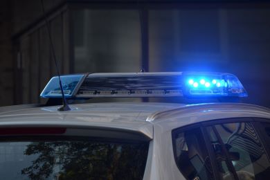 Obraz zawierający dach pojazdu z niebieskimi lampami sygnalizacyjnymi
