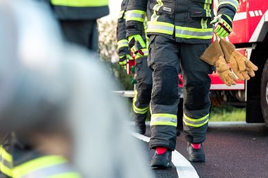 Grafika z przedstawiająca dolną cześć osób ubranych w mundury strażaków